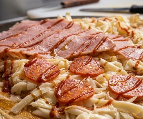 crepa de manchego con jamón y pepperoni